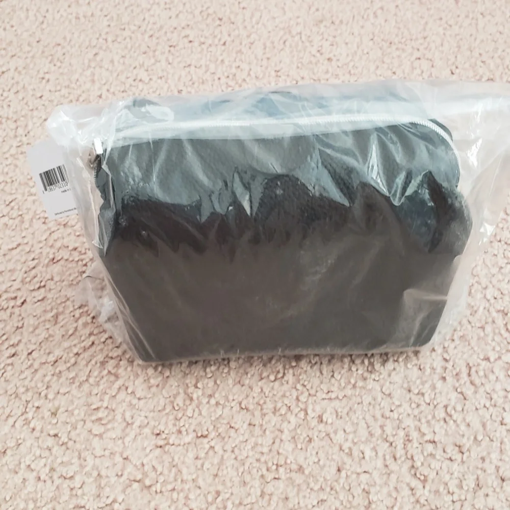 NWT Macy's Black Dopp Kit Toiletries Travel Bag with Top Detail and Zipper - Picture 6 of 16